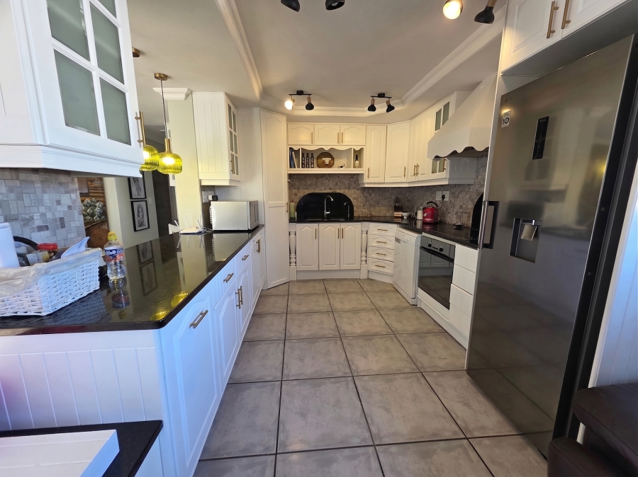 6 Bedroom Property for Sale in Oceanview Heights Western Cape